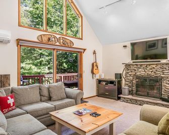 4BR/3BA hot tub, sauna, billiards, A/C, & grill! - Killington - Salon