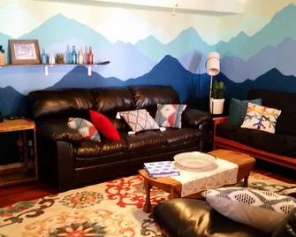 Featured On Mtv ! You Have To See It To Believe It ! Unlike Any Other ! - Haines Falls - Sala de estar