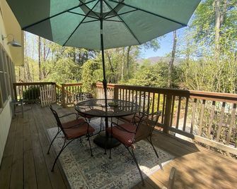 Pet friendly, private & great location - Bryson City - Balkon