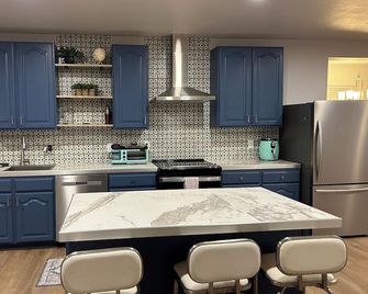 Enchanting 2-bedroom basement apartment with mini library in Saratoga Springs - Saratoga Springs - Cocina