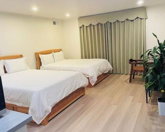 Charming 1-bedroom house in lovely San Bruno with WiFi - San Bruno - Bedroom
