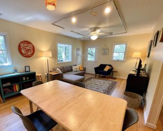 Off The Beaten Path: Surrounded by trees and nicely secluded. - Ocracoke - Comedor