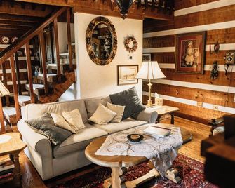 100 Acres-Wildlife Galore! Convenient to Nashville & Opryland - Nashville - Living room