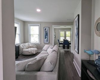4-Bedroom Home /Port Clinton. Close to restaurants/shopping, Jet Express, beach. - Port Clinton - Stue