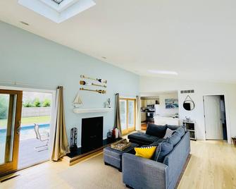 'Sea La Vie' - Lounge by the pool, walk to the beach, soak up the Hamptons sun! - Hampton Bays - Living room