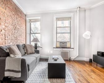 Dreamy SoHo 2BR w/ W/D & Balcony, nr Whole Foods, by Blueground - New York - Living room