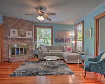 Dtwn Lake Geneva Home, Walk To Beach & Restaurants - Lake Geneva - Living room