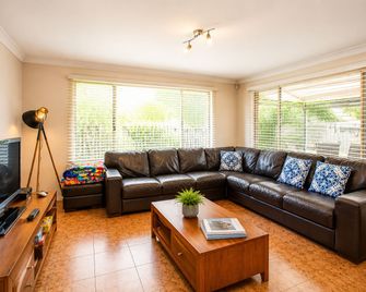 Family Beach Escape Walk to Town & Beach - Quindalup - Living room