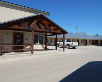 Winterton Suites - Williston - Building