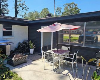Charming 3-bedroom,2 bath house, Wifi, outdoor space, grills, washer and dryer - West Monroe - Патіо