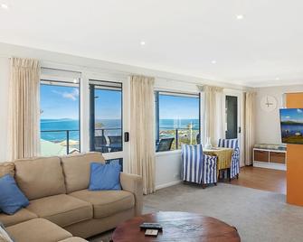 45 Hillside Cres Beach House - Kianga - Sala de estar