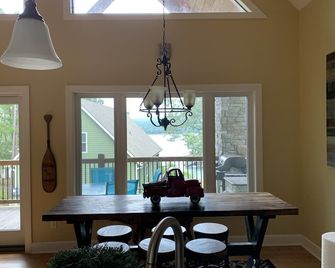 Bellawood Resort #3 Cabin with Boat Slip - Higden - Dining room