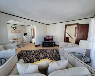 Spacious Bungalow- 20min To Wi Dells/Devils Lake - Portage - Living room