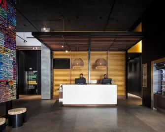 Alt Hotel Winnipeg - Winnipeg - Front desk