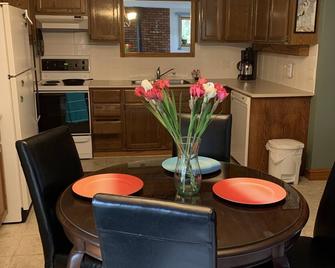 Barefeet Retreat: Your Escape to Nature's Embrace - Port Alberni - Dining room