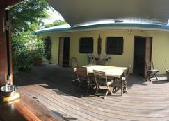 Independent studio in a villa located in a large garden with trees - Noumea - Patio