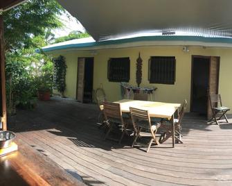 Independent studio in a villa located in a large garden with trees - Nouméa - Patio