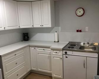 Beautiful Cardston Home (whole house)! - Cardston - Kitchen