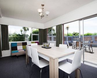 Leatham Heights - Private, Spacious and Sunny - New Plymouth - Dining room