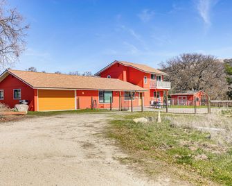 Pleasant Valley Wine Trail Home - Near Paso Robles - San Miguel - Edificio