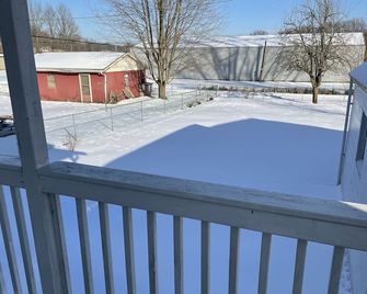 Cottage type private house in quiet neighborhood - New Philadelphia - Balcón