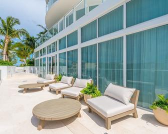 Tiffany Coral - 6th FL, Pool, Gym, & Mins to Beach - Fort Lauderdale - Patio
