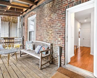 Urban Oasis: Stylish 2BR Flat on Historic Mall - Charlottesville - Living room