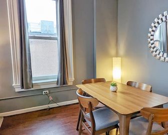 Tanner Bldg Apt 11 - 2 bedroom (Downtown) - Bay City - Dining room