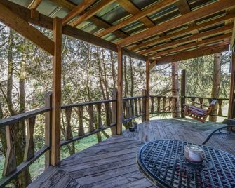 Cobb Creek Cabins - Murphy - Balcony