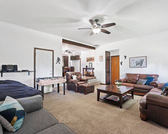 Bigfoot Hideaway! 5-bedroom house with Hot Tub in beautiful Castle Rock - Castle Rock - Living room