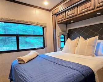 Luxury RV on 10 Private Acres Bring your pup - Boyne City - Bedroom