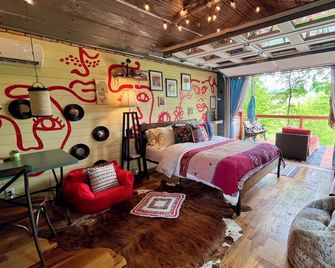 Snug In @Artist Cabin #Relax #reconnect #Love #river #petfriendly - Sparta