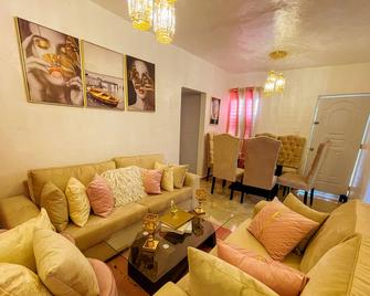 Acogedora casa de 2 habitaciones - Villa Isabela - Living room