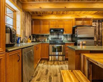 The Escapade - Private hot tub with pool table - Sainte-Lucie-des-Laurentides - Cocina