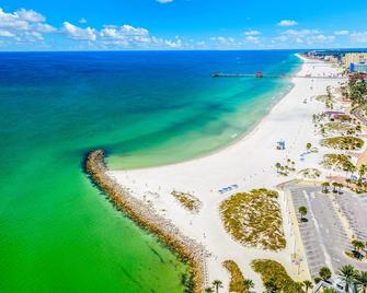 3rd-Floor Studio w/Beach Access, Shared Heated Pool, W/D, Partial AC, Free WiFi - Clearwater Beach - Praia
