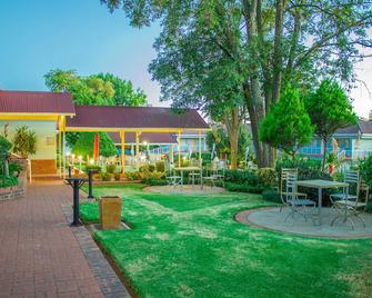 Blue Mountain Inn Lesotho - Teyateyaneng - Patio