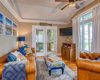 Latitude Adjustment Main House - Tybee Island - Sala de estar