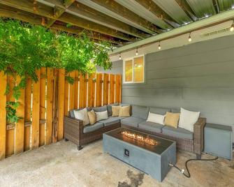 Close to downtown Oregon City, King Bed, Fire Pit, fireplace and a huge backyard - Oregón City - Patio