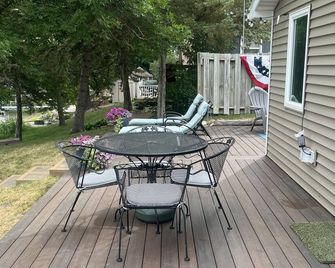 Lakefront home on Middle Jefferson! Only one hour away from the Twin Cities! - Madison Lake - Patio