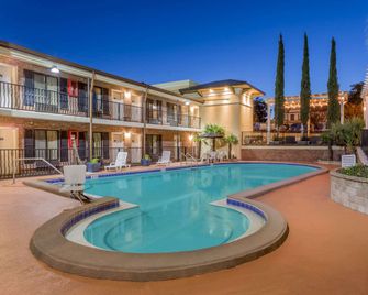 Days Inn by Wyndham Pensacola - Historic Downtown - Pensacola - Pool