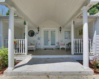 Relaxing New York Home w/ Boat Dock & Lake View! - Monroe - Patio