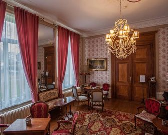 샤토 드 물랑 르 콩트 - 에어 쉬르 라리 - 바