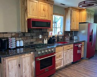 A Cozy Little House with a lot to offer! - Chester - Kitchen