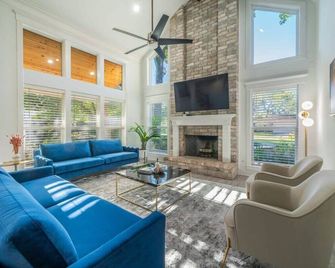 Bright and Spacious Home for w Pool -over 30 Nights- - Jersey Village - Living room