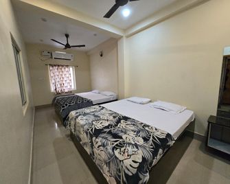 Hotel Shree Radhe 500meter from Temple - Puri - Schlafzimmer
