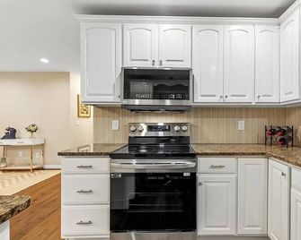 Charming newly renovated 2-bedroom cottage with WiFi, AC,Parking spot Huntington - Huntington - Cocina