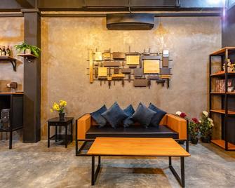 The Z Nite Hostel - Phuket City - Living room