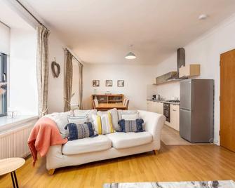 No27 The Barclay - Donnini Apartments - Kilmarnock - Living room