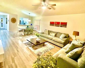 Snowbird Retreat, B&B 9 min to Anna Maria Island. 'Long stays for snowbirds. - Bradenton - Living room