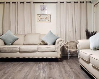 Cozy Upper 2 bedroom apartment Free Wi-Fi and parking - 2nd floor-private space - New London - Wohnzimmer